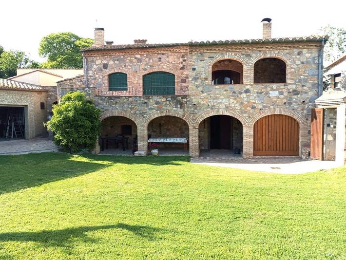 Location de vacances pour 8 personnes, avec Balcon et Terrasse ainsi que Jardin et Bassin pour enfant à Siurana