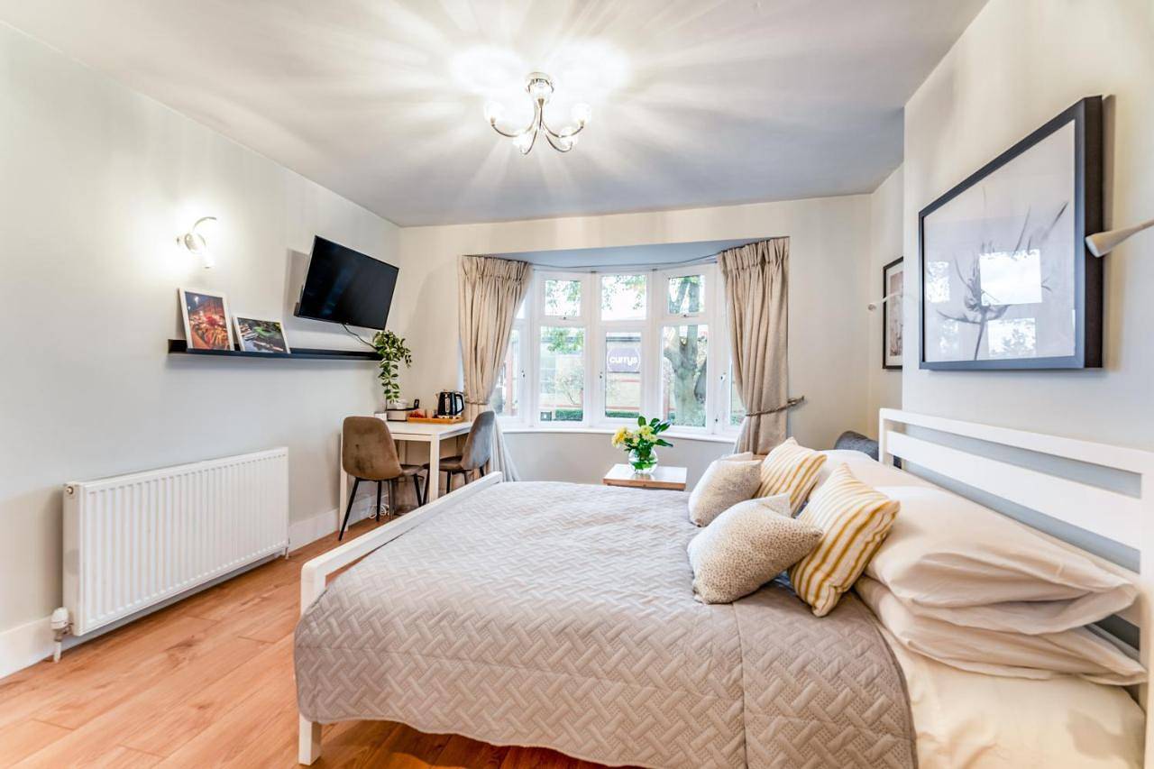 Charm Double En-suite Bedroom 3 in Oxford, Oxfordshire