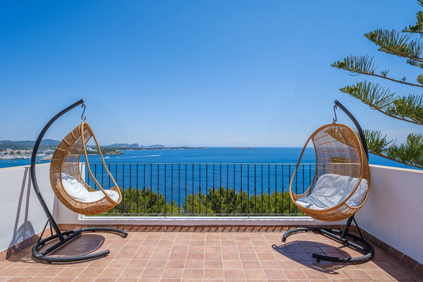Linda Villa con aire acondicionado y vista al mar, piscina salada, terraza y Wi-Fi; Aparcamiento disponible in Siesta, Santa Eulària des Riu