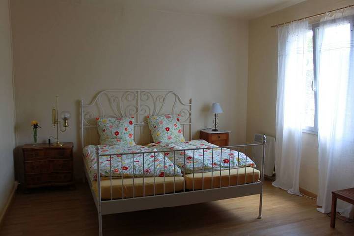 Gîte pour 4 personnes, avec Terrasse ainsi que Jardin et Piscine à Dennevy