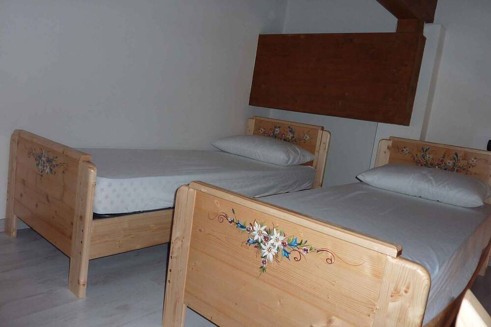 Ganze Wohnung, Studio im Dachgeschoss mit Parkplatz in Ponte Arche, Stenico