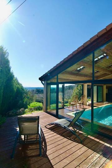 Gîte pour 6 personnes, avec jardin ainsi que vue et piscine, animaux acceptés à Réauville