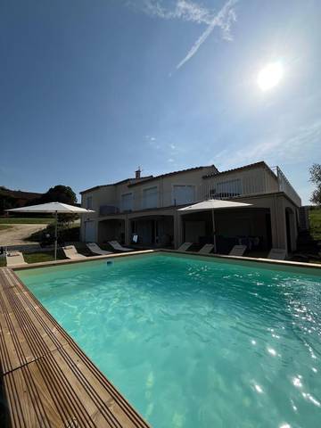 Location de vacances pour 8 personnes, avec piscine ainsi que vue et jardin à Coux-et-Bigaroque
