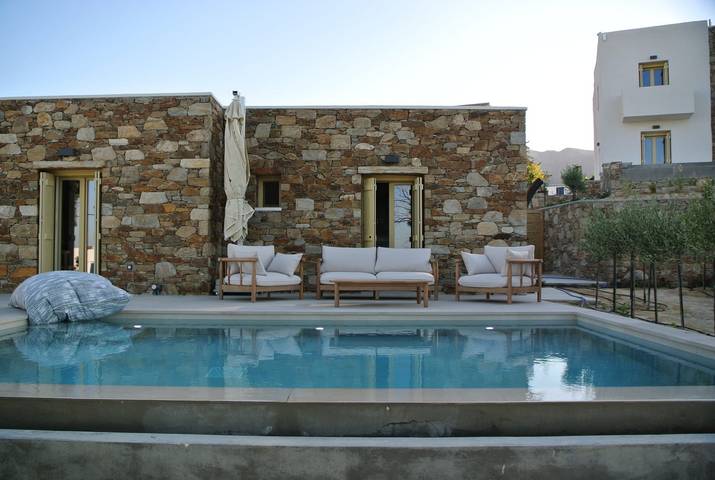 Holiday home for 2 people, with terrace and ocean view as well as garden in Ios