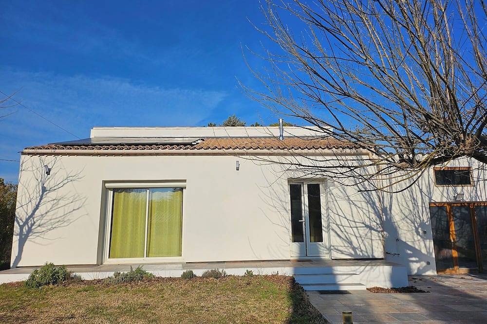 House on the banks of the Sorgue in Le Thor, Vaucluse