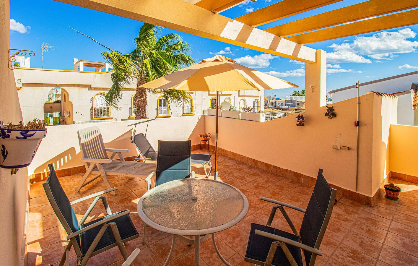 Acogedor apartamento con aire acondicionado, aparcamiento, terraza y WiFi- 2,5 km de la playa in Dream Hills, Orihuela