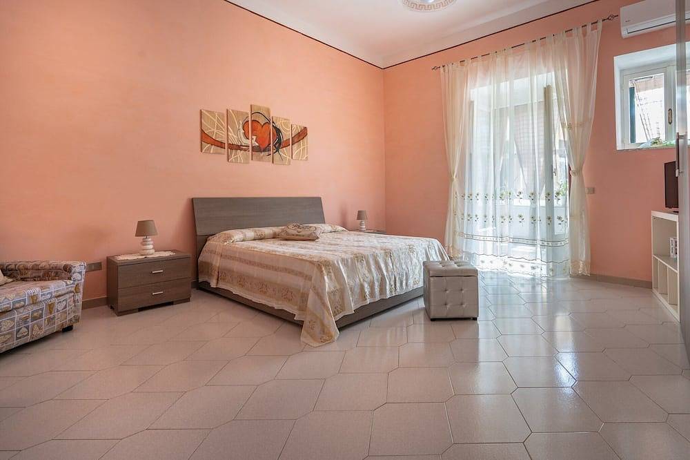 Private 3 bedroom apartment with large terrace & hot tub near Sorrento in Vico Equense, Monti Lattari