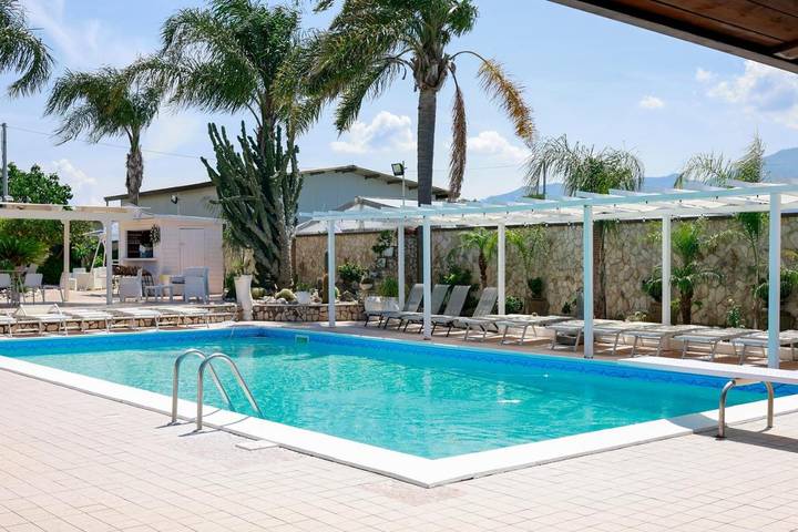 Appartement de vacances pour 6 personnes, avec Balcon et Terrasse ainsi que Jardin et Piscine à Pompei
