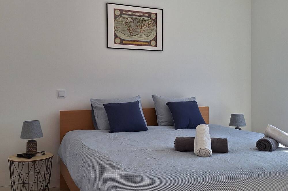 Villa Agapanthus, a comfortable 4 bedroom home by the sea. in Salir do Porto, Tornada e Salir do Porto