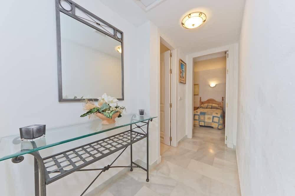 Geheel appartement, Schitterend appartement op de begane grond in tropische tuinen van Secure Complex - gratis Wifi in Hacienda Las Chapas, Marbella