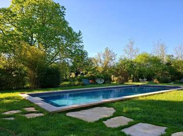 Maison d’hôte pour 2 personnes, avec jardin ainsi que vue et piscine à Grospierres