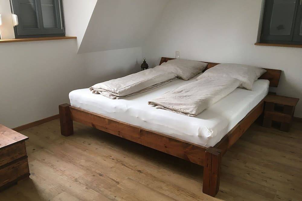 Ganze Wohnung, Neues Ferienhaus (90qm) mit gemütlichem Innenhof in Dettelbach, Fränkisches Weinland