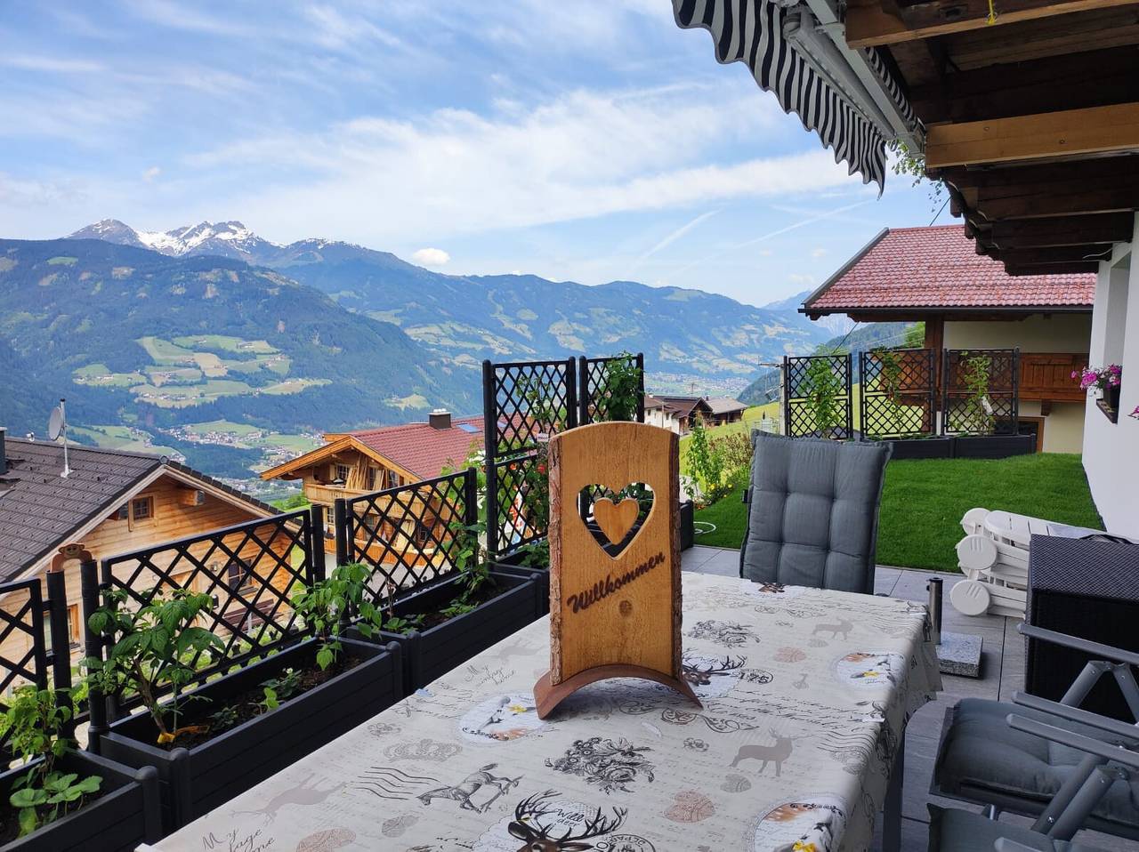 Ganze Wohnung, Ferienwohnung "Zillertalblick" mit Panorama-Bergblick und Terrasse in Stummerberg, Ski-Optimal Hochzillertal