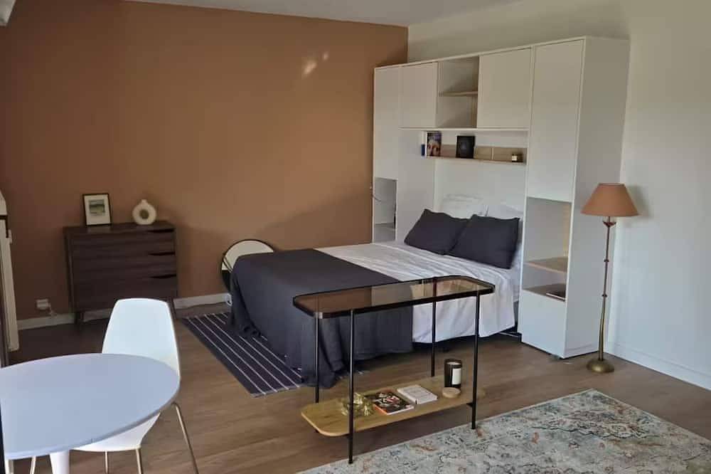 Apartamento entero, Large fully equipped studio with terrace in Rueil-Malmaison, Altos del Sena