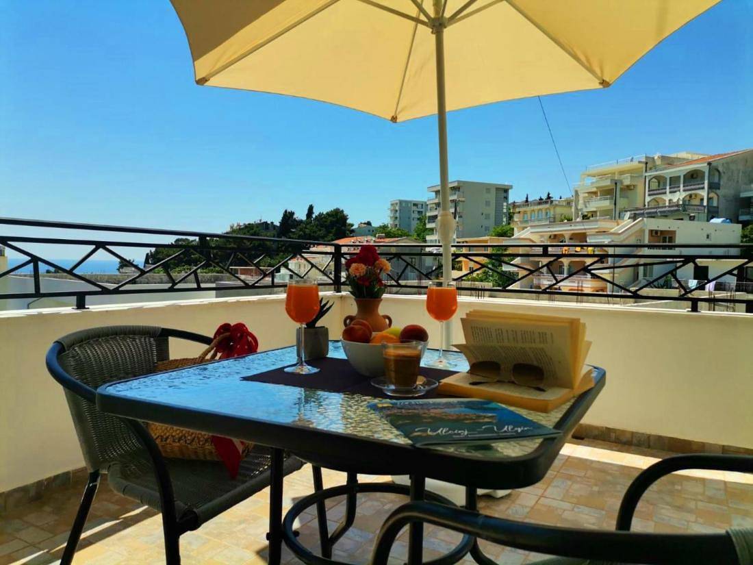 Gehele studio, Studio with Sea views and Large Terrace with sun bed in Ulcinj, Opština Ulcinj