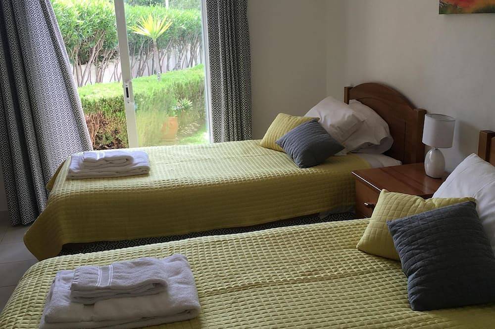 Luxury 3 bed Villa with large private pool & gardens,10 mins walk to the beach in Praia da Luz, Faro District