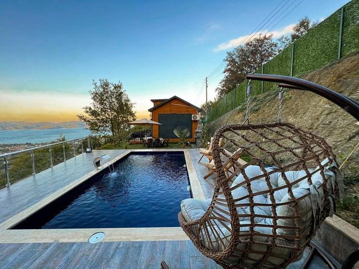 Villa für 5 Personen, mit Ausblick und Garten sowie Seeblick und Pool in Sapanca