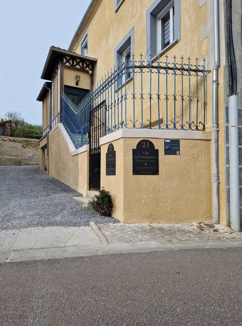 Chambres d'hotes Villa les Chataigniers - Au coeur du vignoble Champenois. A in Boursault (Marne), Marne