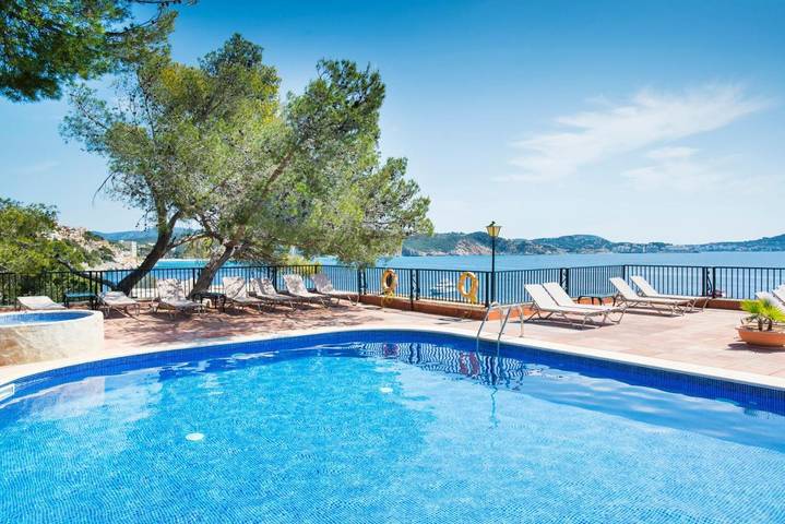 Hotel, mit Balkon und Terrasse sowie Garten und Pool in Cala Fornells - 2