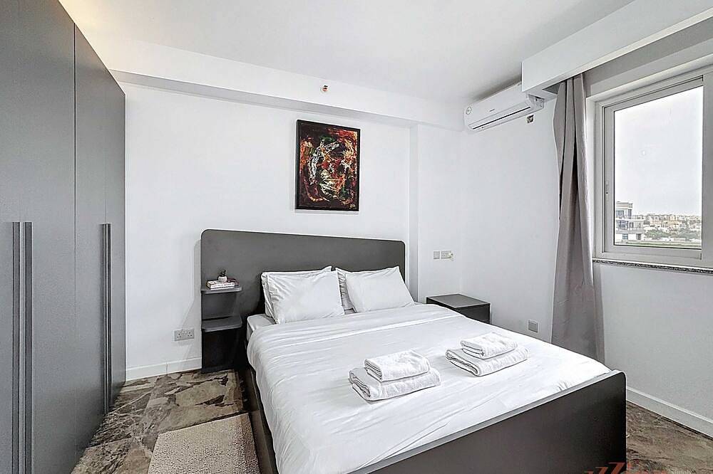 Entire apartment, Chic Poolside Apartment in St Julians Malta in Paceville, San Giljan