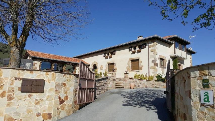 Hotel para 3 personas, con Terraza además de Jardín y Vistas en Hermandad de Campoo de Suso - 2