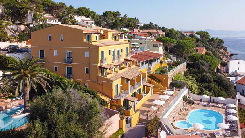 Hôtel pour 4 personnes, avec piscine et vue ainsi que jardin et bassin pour enfant, animaux acceptés