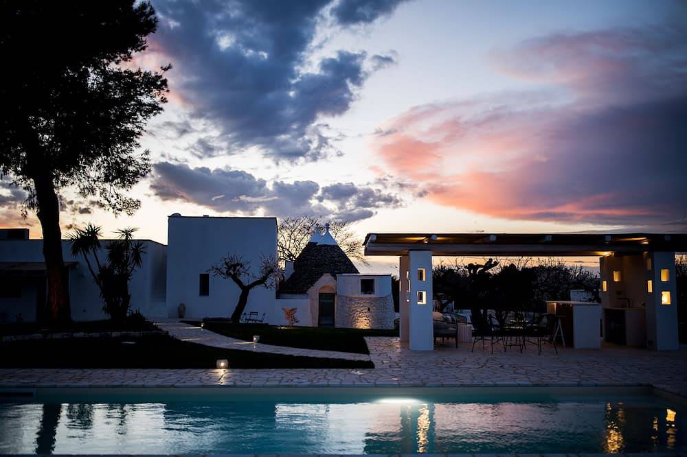 Elegant trulli and lamia for exclusive use, with heated pool. in Putignano, Region de Bari