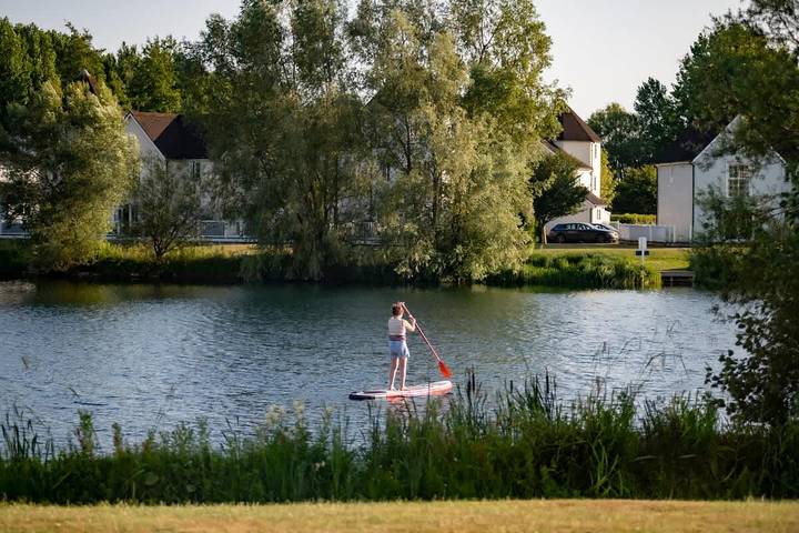 Swans Rest  Lakeside Retreat with Kayaks & Hot Tub in Gloucestershire