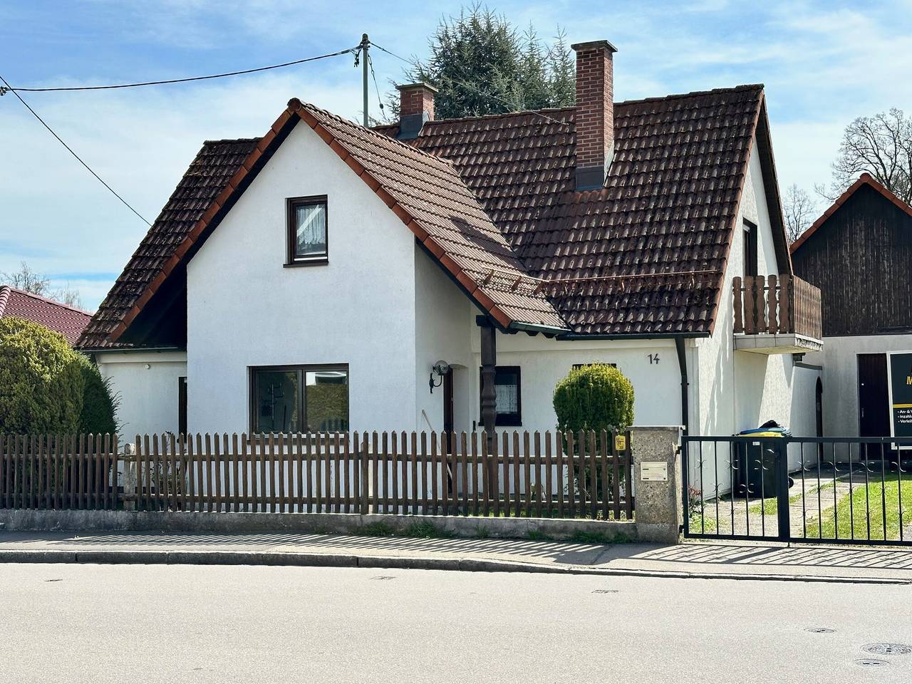 Country House 'Haus der Monteure' with Private Terrace, Garden, and Wi-Fi in Stadtbergen, Bavarian Swabia