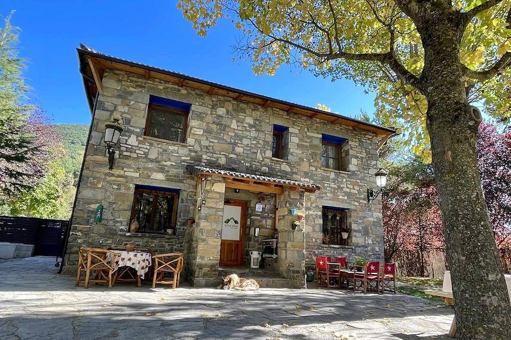 Casa Rural Hostel dos Lucas in Biescas, Spanish Pyrenees