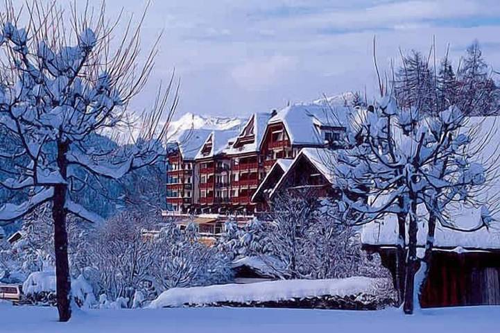 Location de vacances pour 4 personnes, avec jardin et jacuzzi ainsi que balcon et piscine à Saanen