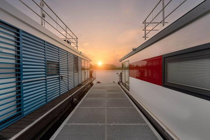 Floatinghouse Topas: 44 m² Hausboot mit Seeblick, Kaminofen & Terrasse in Zehdenick, Ruppiner Seenland