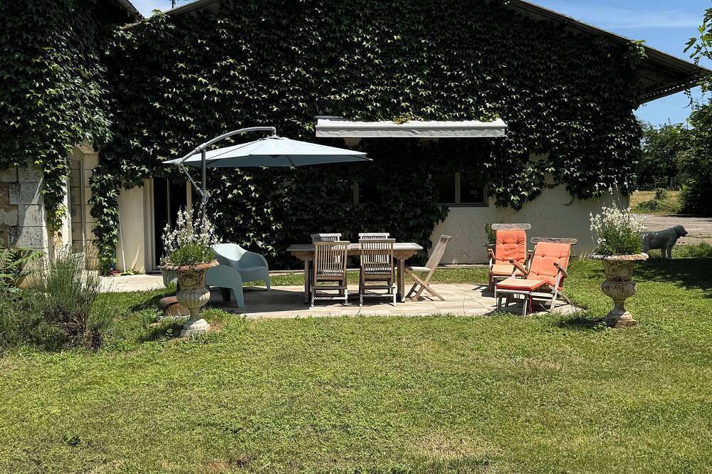 Country outbuilding close to all amenities with swimming pool in Bassillac et Auberoche, Périgord Blanc