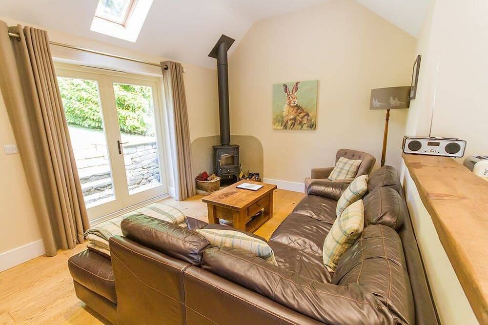 Luxury cottage with garden in Peak District near Chatsworth House, dog friendly in Baslow and Bubnell, Derbyshire