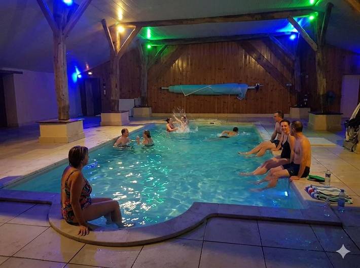 Location de vacances pour 13 personnes, avec Jacuzzi et Terrasse ainsi que Jardin et Piscine à Usson-du-Poitou