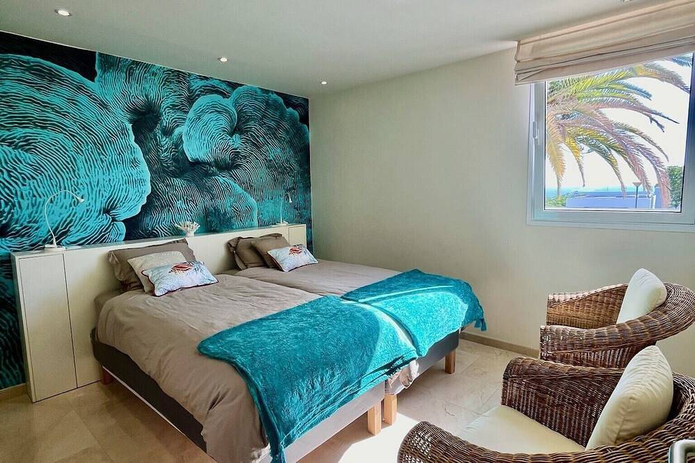 Luxuriöse, lichtdurchflutete Villa mit Pool, 50 m vom Meer entfernt in Playa de LA BALLENA (Arona), Arona