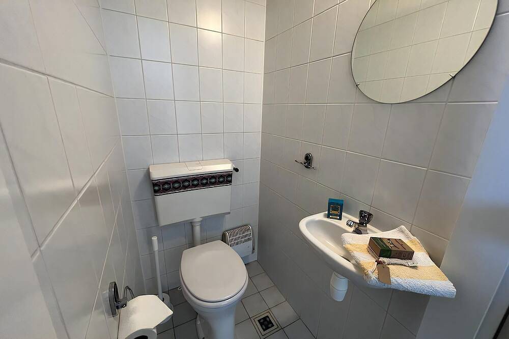 Bungalow am Wasser mit Bootssteg. in Lemmer, Ijsselmeer