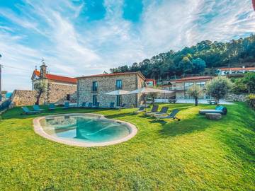 Cottage pour 12 personnes, avec piscine et balcon ainsi que vue et jardin dans Ponte da Barca