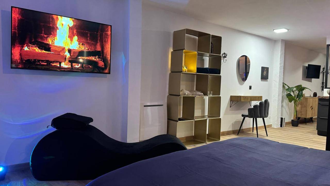 Geheel appartement, Love room La parenthèse enchantée in Pia, Côte d'Améthyste