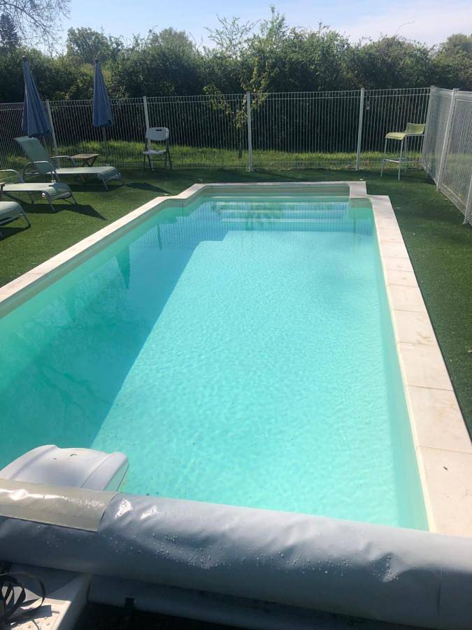 Location de vacances pour 4 personnes, avec vue ainsi que jardin et piscine à Cronat - 2