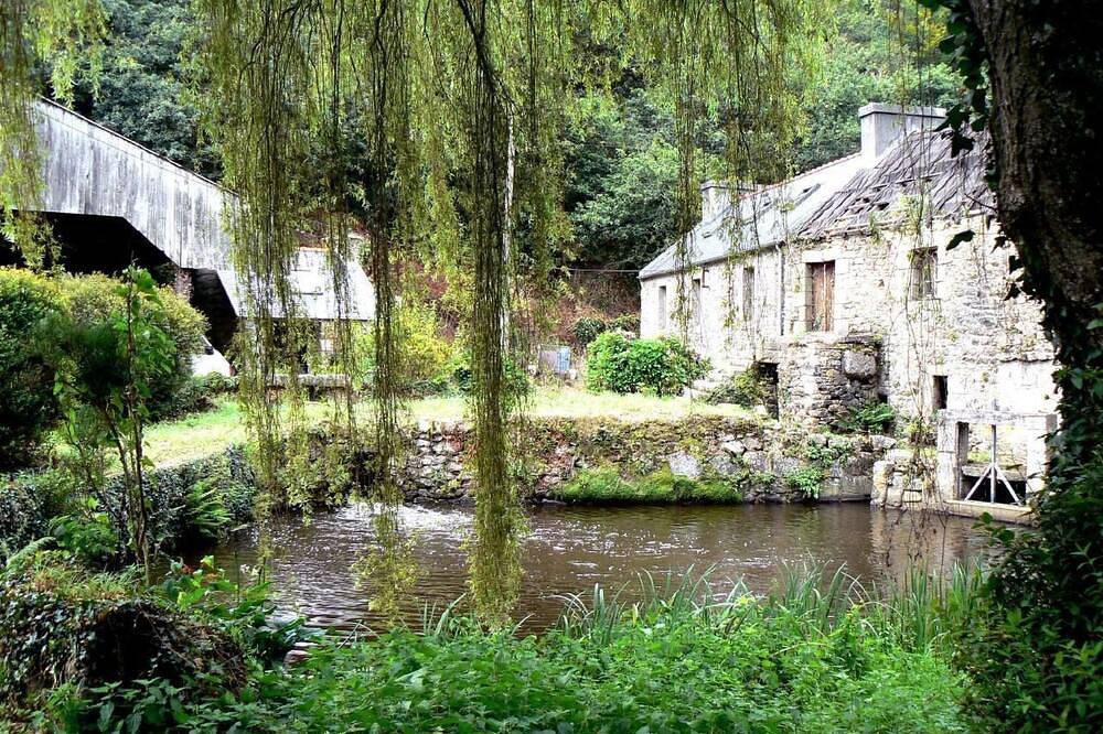 Küstennahes, bretonisches Ferienhaus mit Kamin in Plouguerneau, Région de Brest
