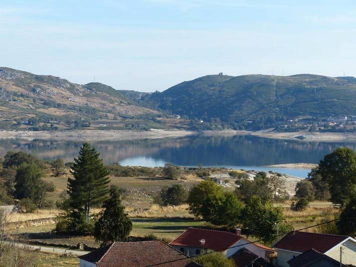 Location de vacances pour 10 personnes, avec Balcon et Terrasse ainsi que Jardin et Vue sur le lac dans Penedones