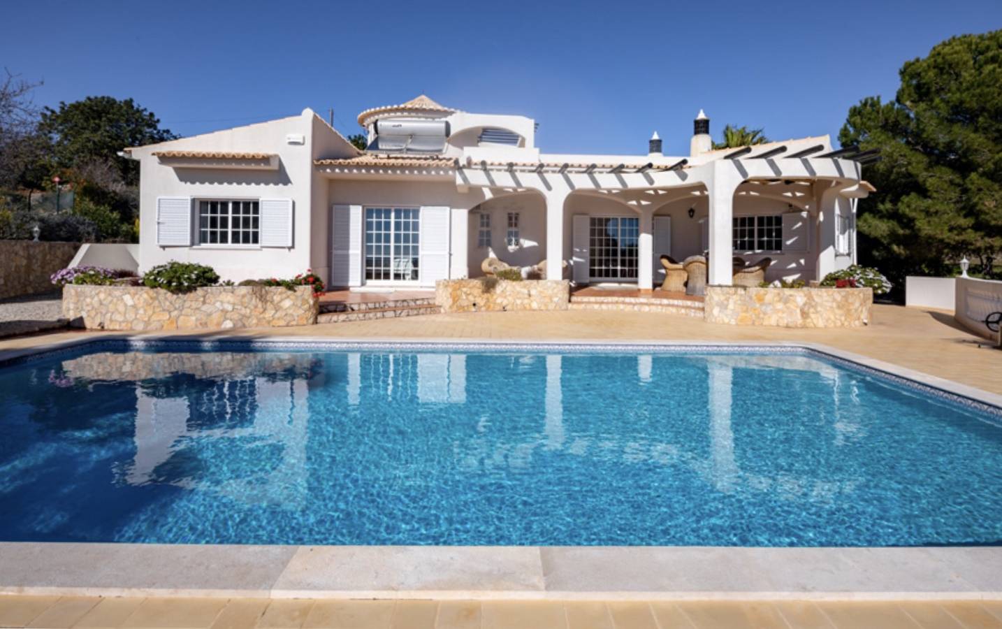 Beautiful 3-Bed Villa in Faro Spool & Seaview  in São Pedro, Faro