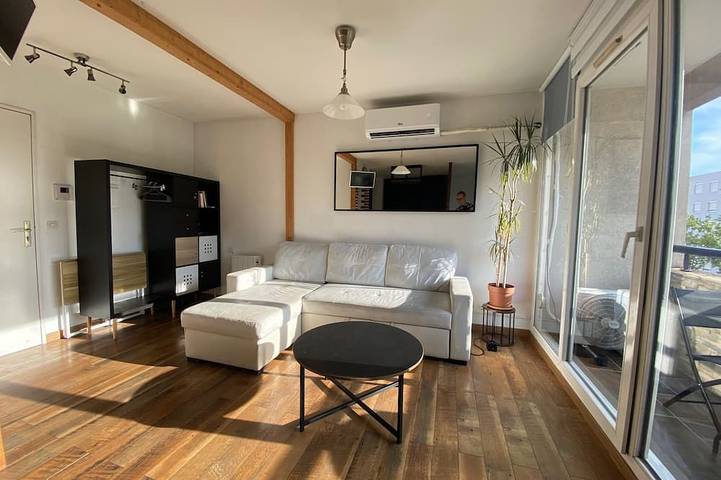 Entire apartment, Close to the convention center wth a lovely view of the Basilica of Fourvière. in Caluire-et-Cuire, Lyon region