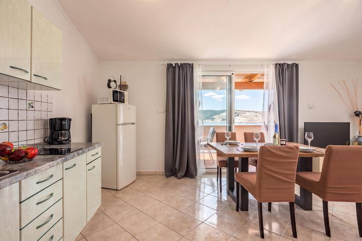 Ganze Wohnung, Sunset By The Sea /w Sea View Balcony in Lopar, Rab