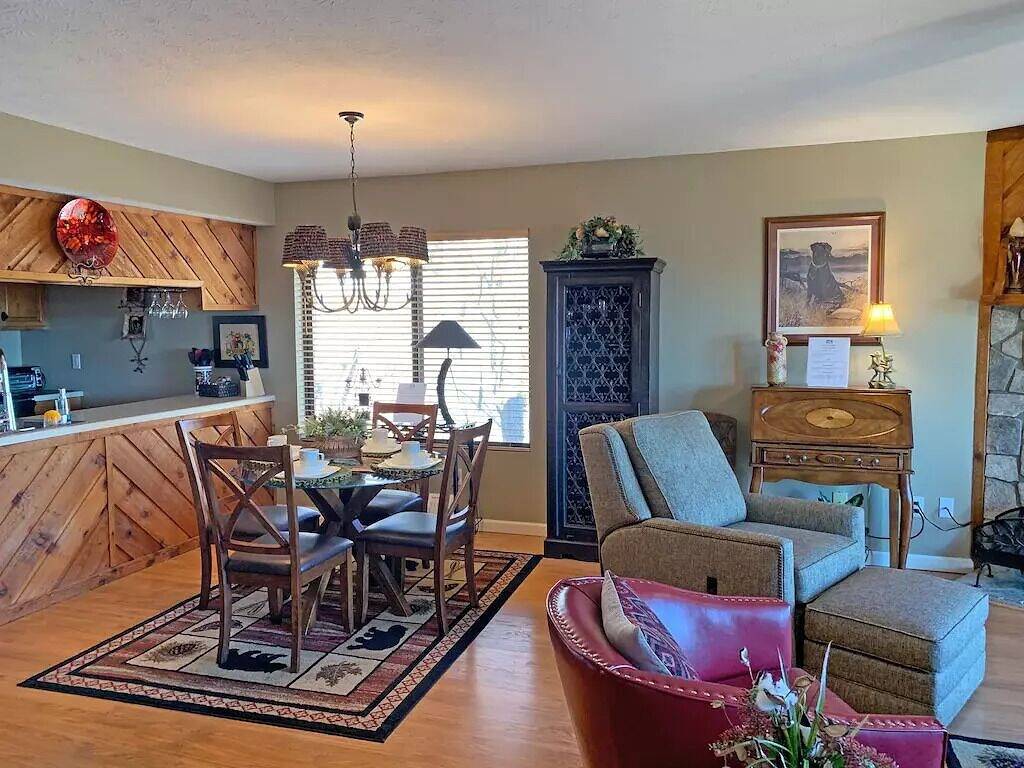 Ganze Wohnung, Condo Sitting Right On Top Of A Waterfall And Mountain View! in Lake Toxaway