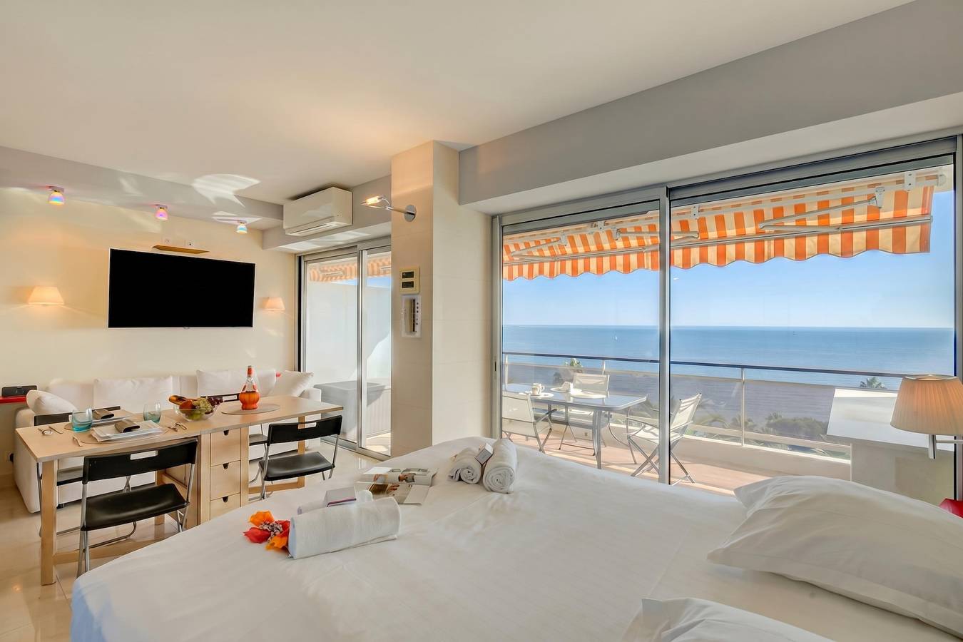 Appartement entier, Studio sea view - Swimming pool & Terrace in Vallauris, Côte méditerranéenne (France)