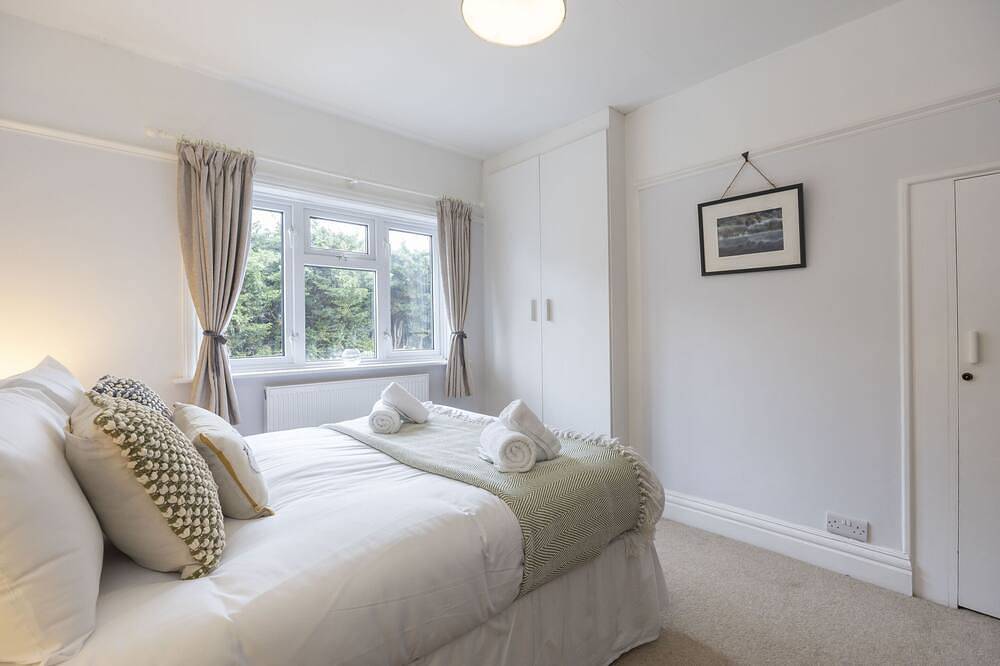 Lovely 2-Bed Home right by Cheltenham Race Course in Cheltenham, Gloucestershire