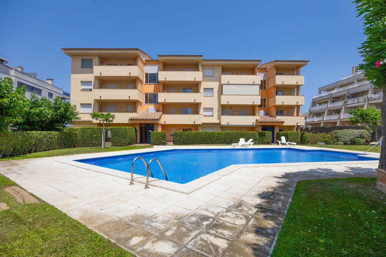 Apartamento entero, Ref. Clota Mar: Amplio piso con vistas al mar, piscina y parking a 150 metros de la playa in La Escala, Alt Empordà