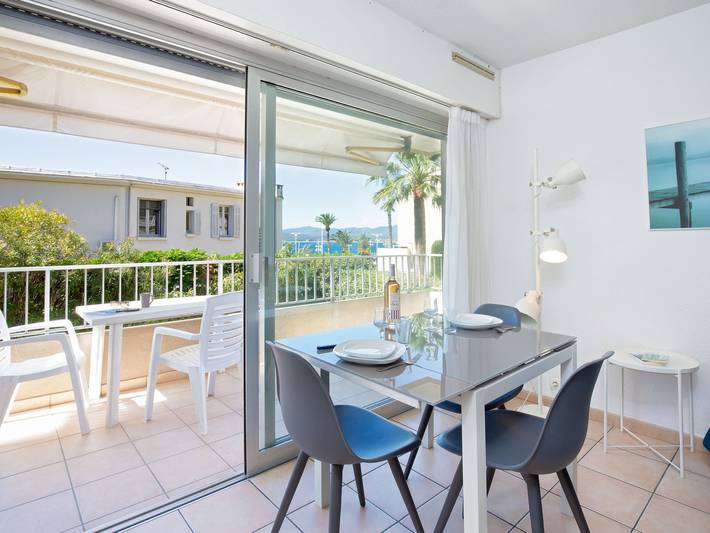 Ganzes Studio, Klimatisiertes Studio Nahe Strand und Geschäften mit Balkon, WLAN und Parkplatz in Saint-Raphaël, Massif de l'Esterel